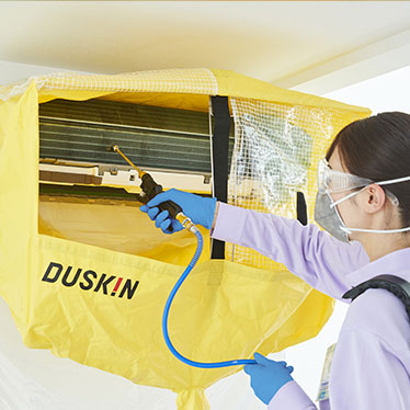 ダスキンのスタッフがエアコン内部を高圧洗浄する作業イメージ